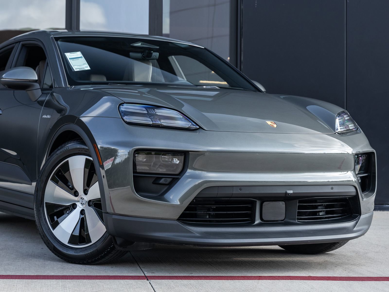 Certified 2025 Porsche Macan Electric image 9