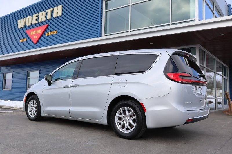 Used 2024 Chrysler Pacifica Touring-L image 5