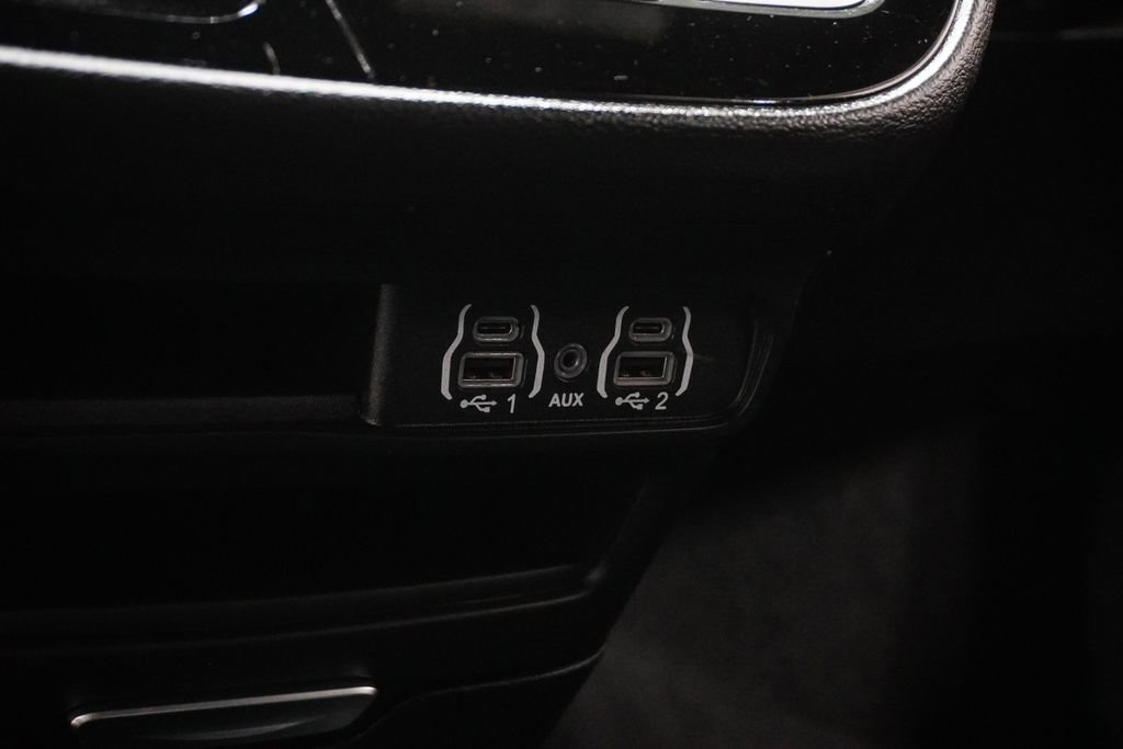 Used 2025 Chrysler Pacifica Select image 26