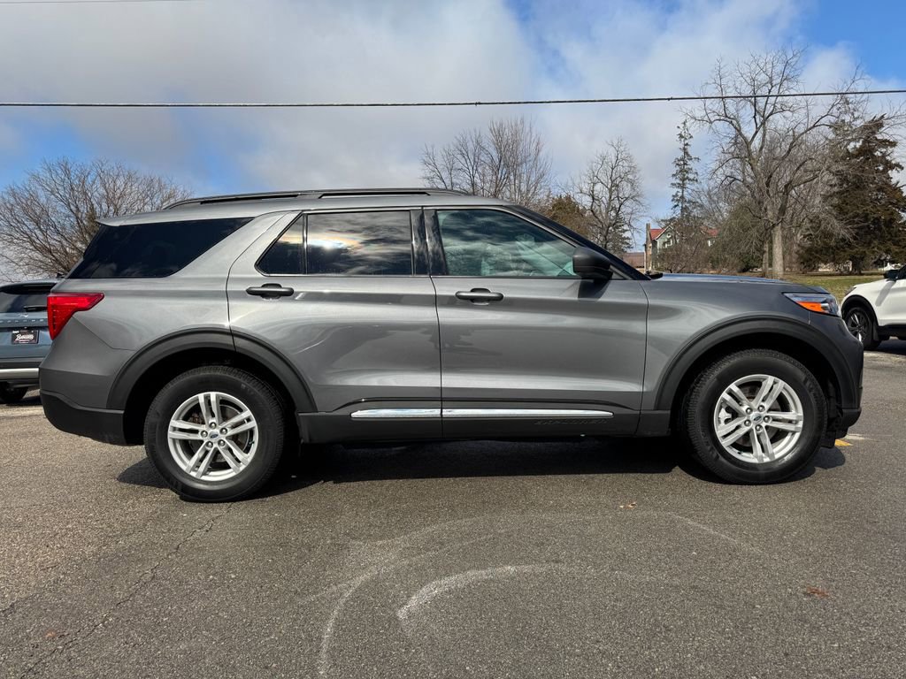 Used 2022 Ford Explorer XLT image 4