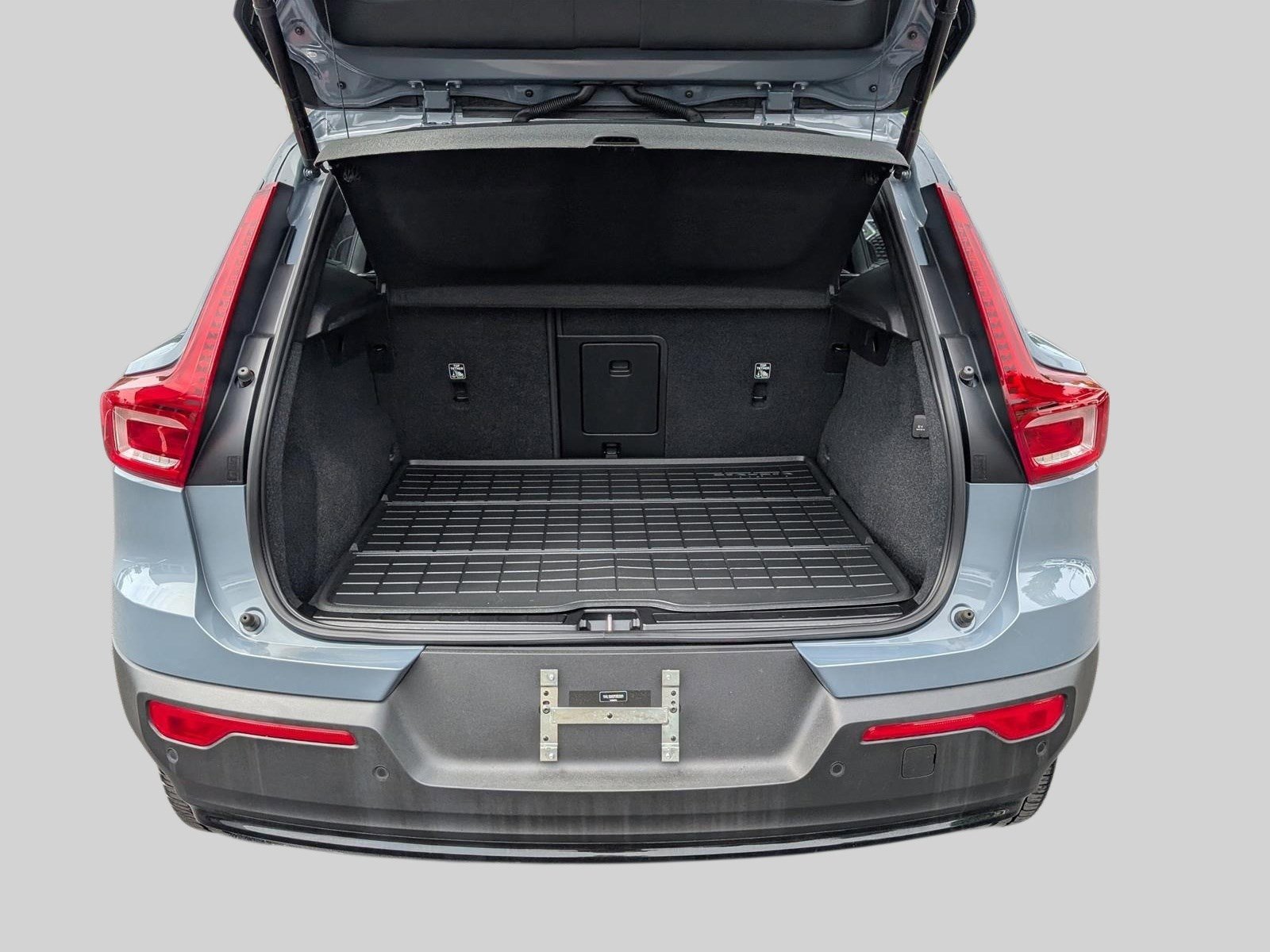 Used 2023 Volvo XC40 B5 Ultimate image 14