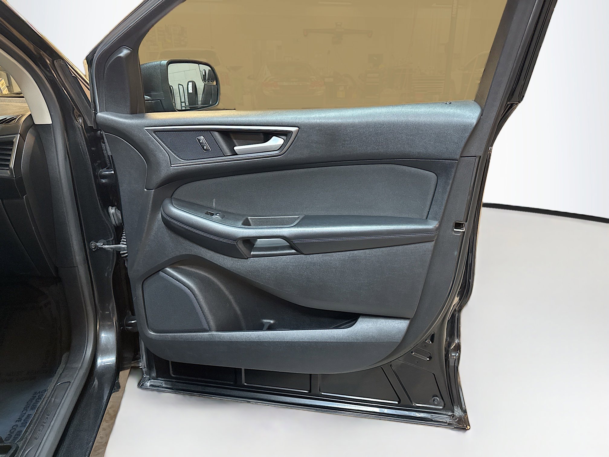 Used 2015 Ford Edge SE image 30