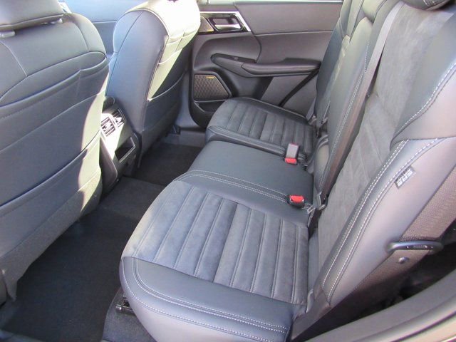 New 2025 Mitsubishi Outlander SE image 9