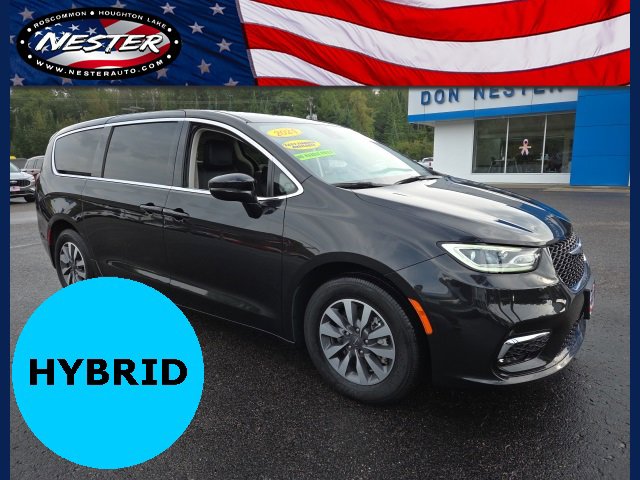 Used 2024 Chrysler Pacifica Select image 1