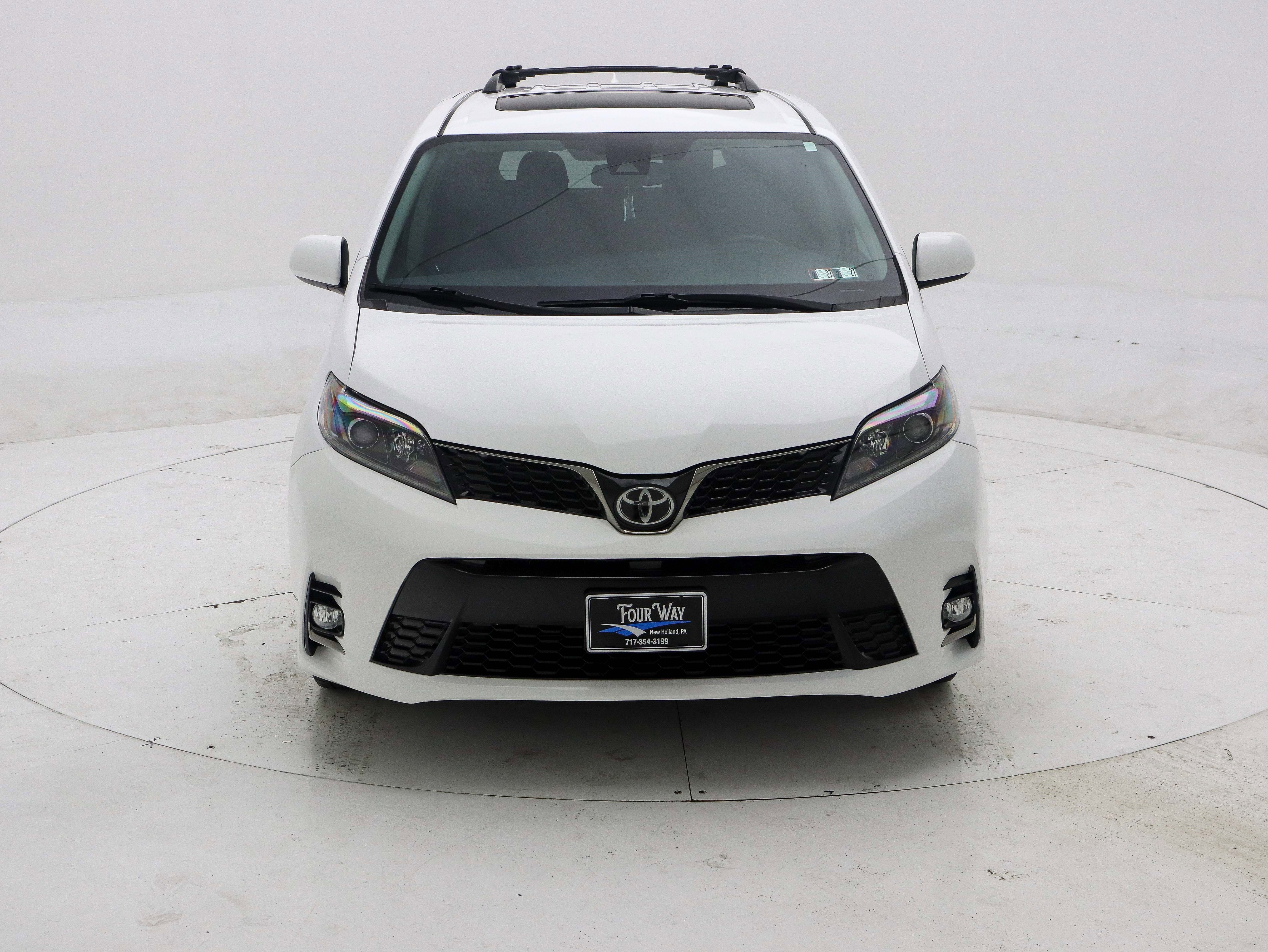 Used 2018 Toyota Sienna SE Premium w/ Carpet Mat Package image 10