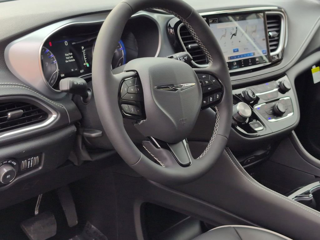 New 2026 Chrysler Pacifica Limited w/ Uconnect Theater Family Group image 10