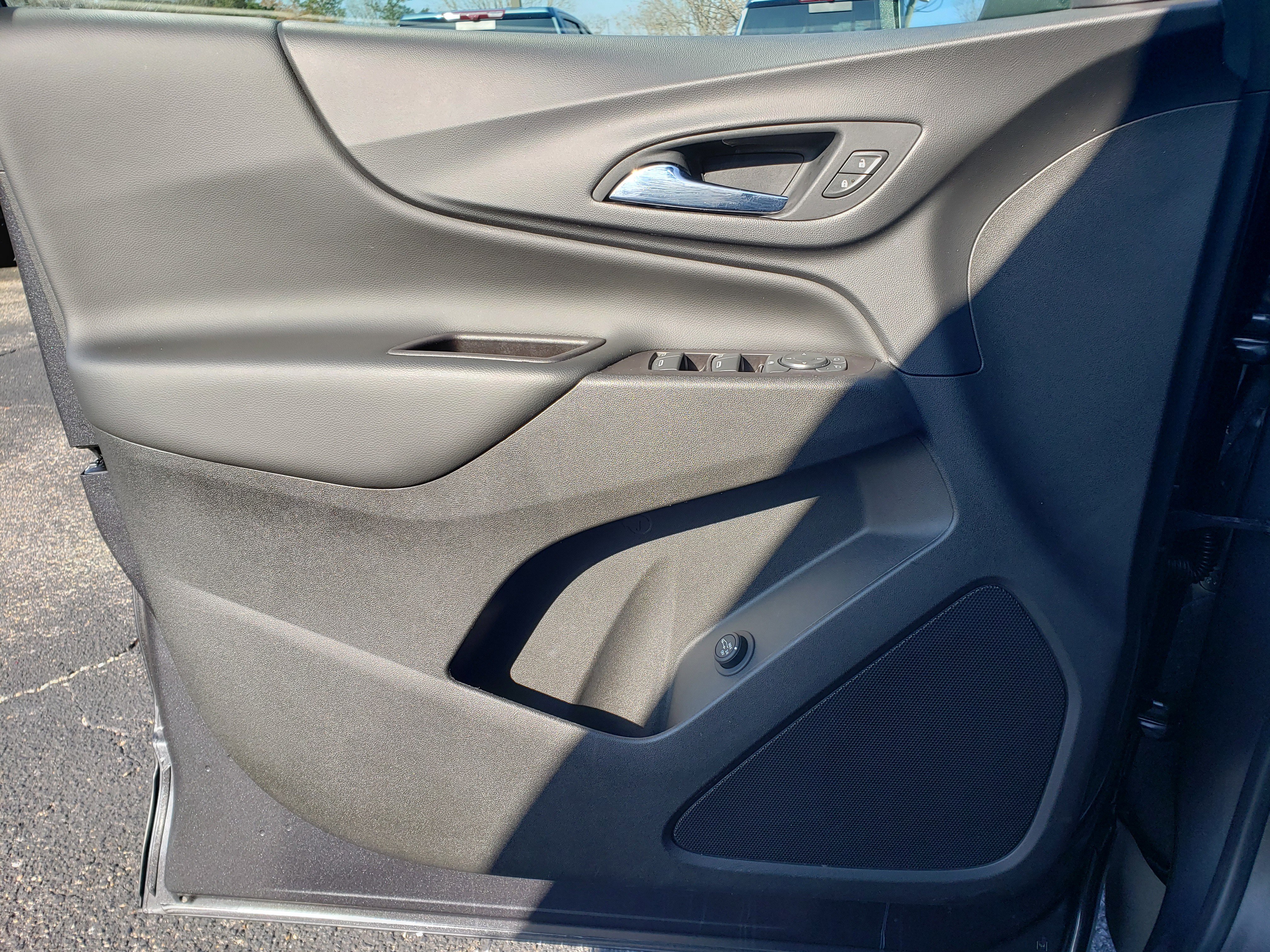 Used 2022 Chevrolet Equinox LT w/ Driver Convenience Package image 13