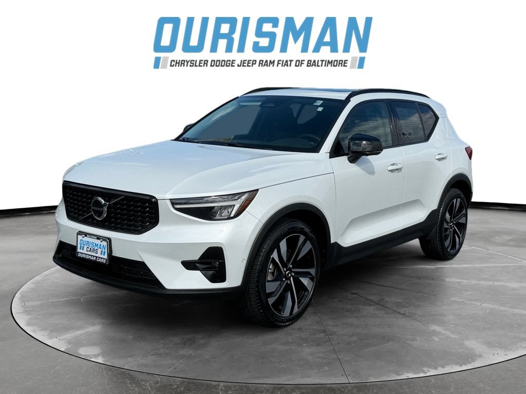 Used 2023 Volvo XC40 B5 Plus w/ Driver Assist Package AWD/4WD image 2