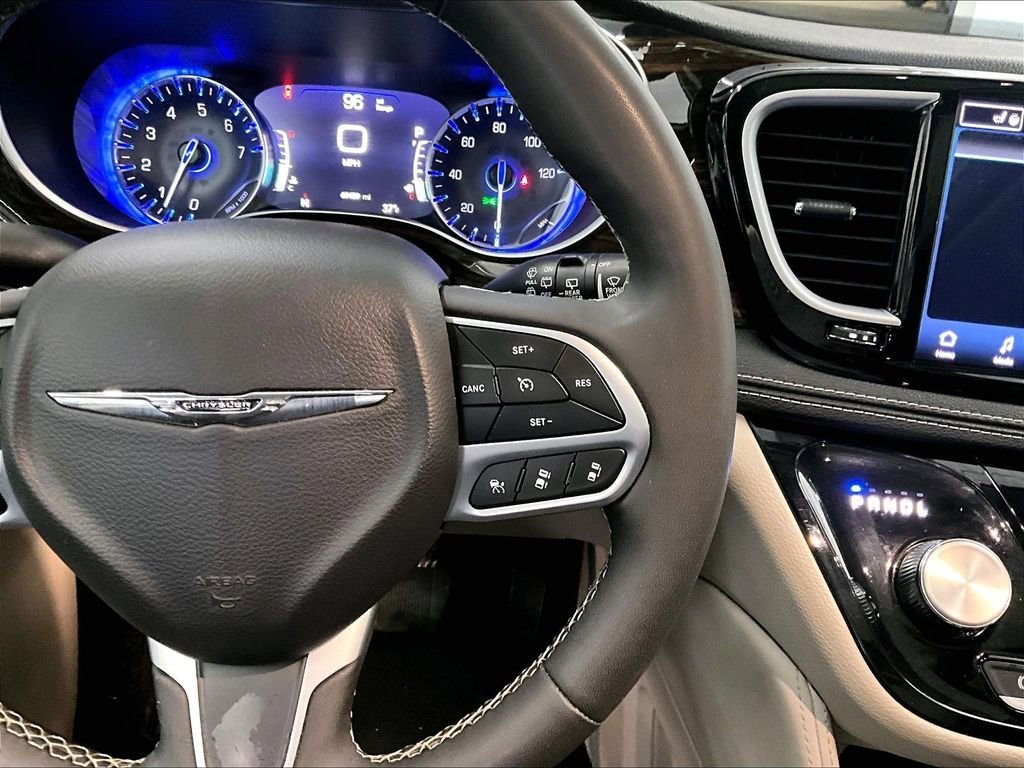 Used 2023 Chrysler Pacifica Limited FWD image 25