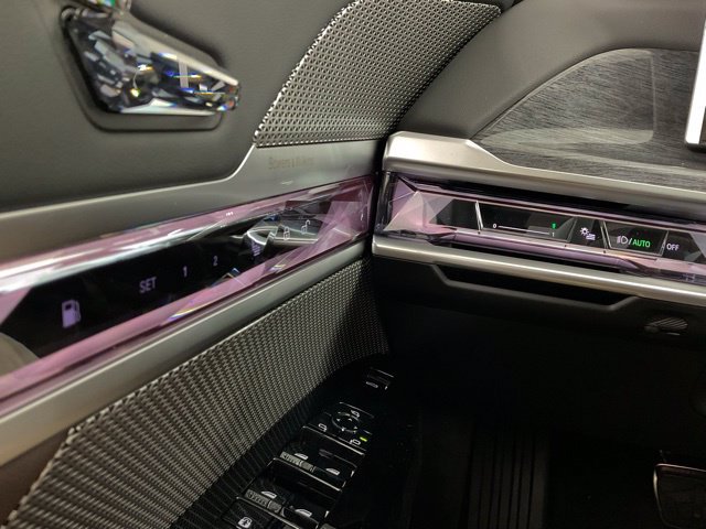 Used 2025 BMW 750e xDrive AWD/4WD image 27