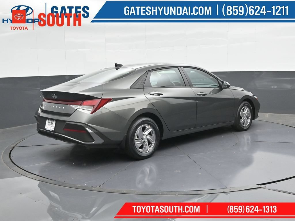 Used 2025 Hyundai Elantra SE FWD image 2