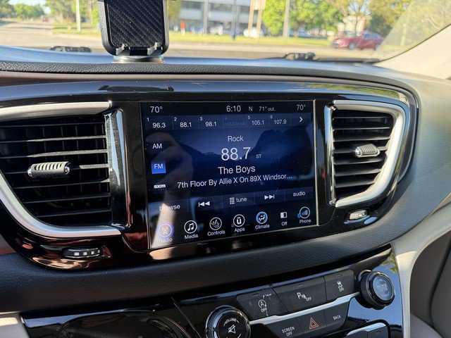 Used 2017 Chrysler Pacifica Touring-L FWD image 27