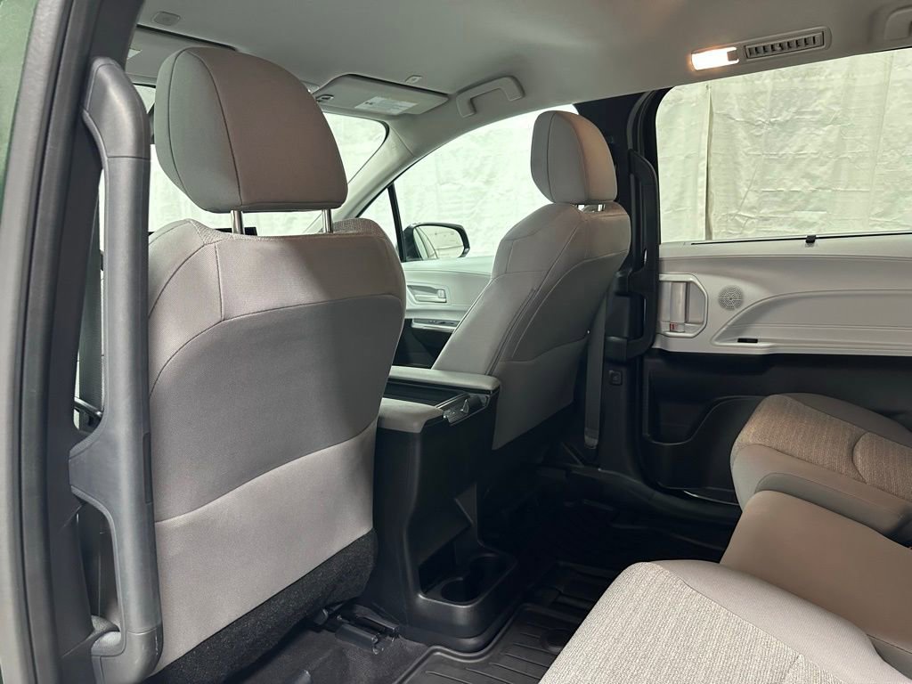 Used 2025 Toyota Sienna LE image 49