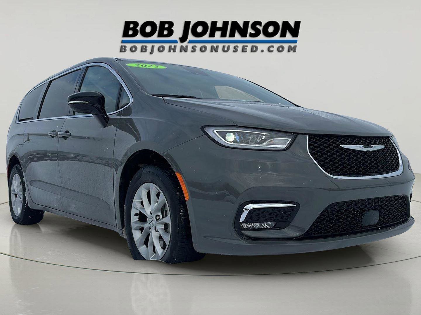 Used 2025 Chrysler Pacifica Select image 1