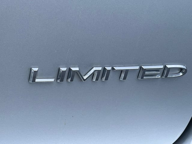 Used 2024 Chrysler Pacifica Limited w/ Trailer Tow Group FWD image 3