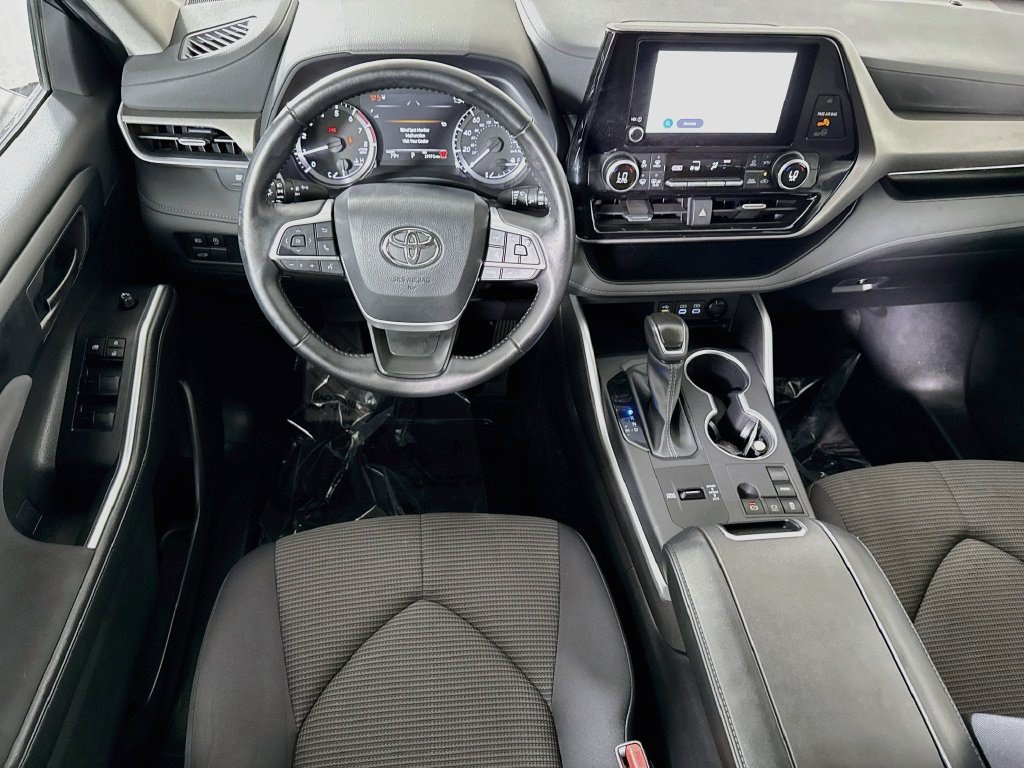 Used 2025 Toyota Highlander LE FWD image 16