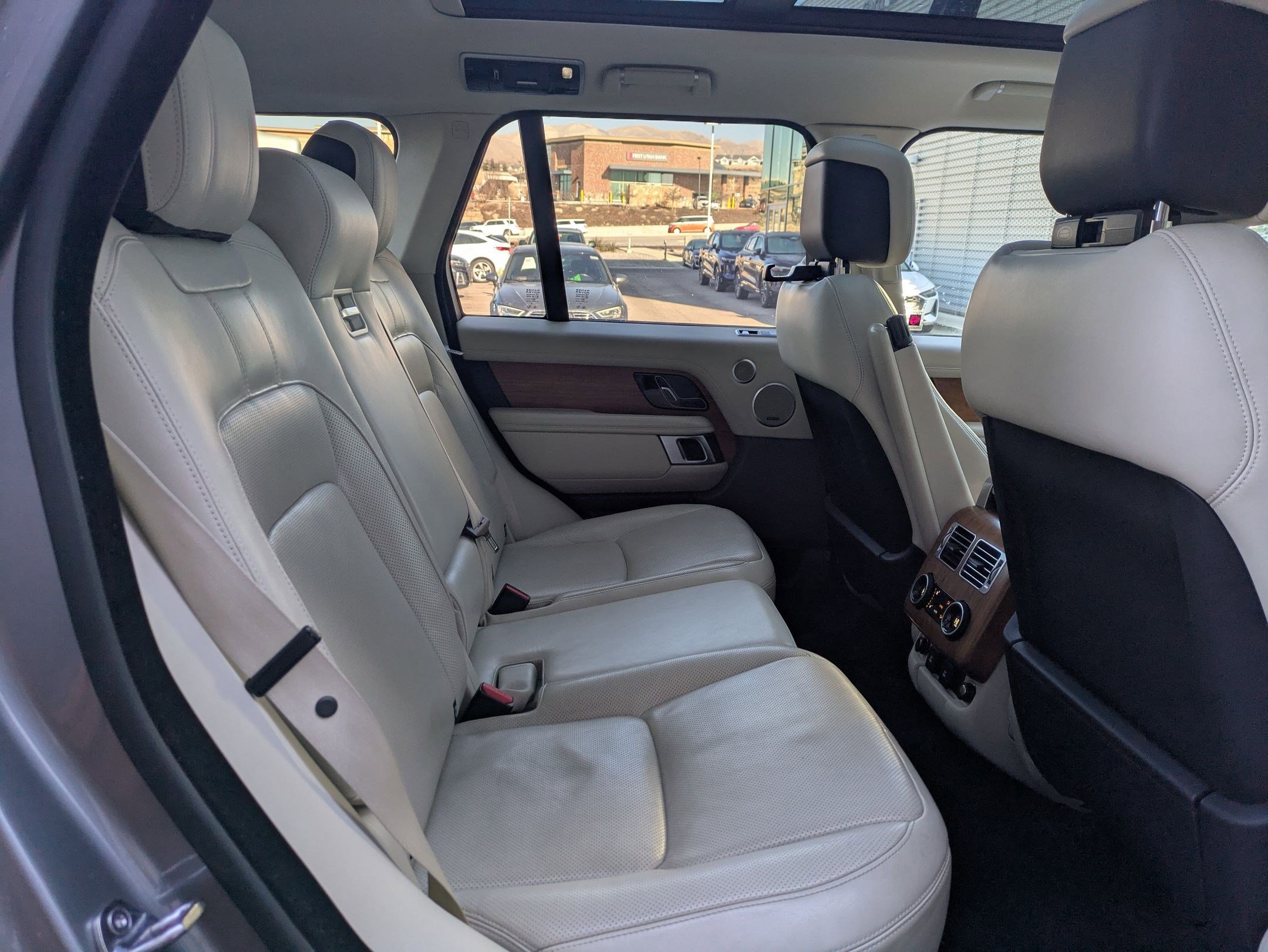 Used 2020 Land Rover Range Rover HSE image 26