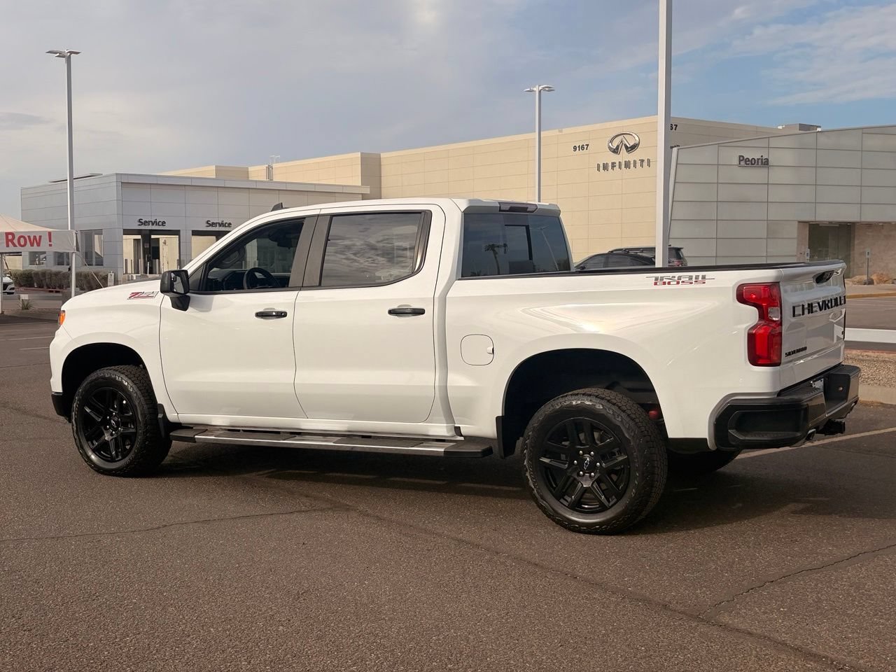 Used 2025 Chevrolet Silverado 1500 LT Trail Boss w/ Convenience Package II AWD/4WD image 4