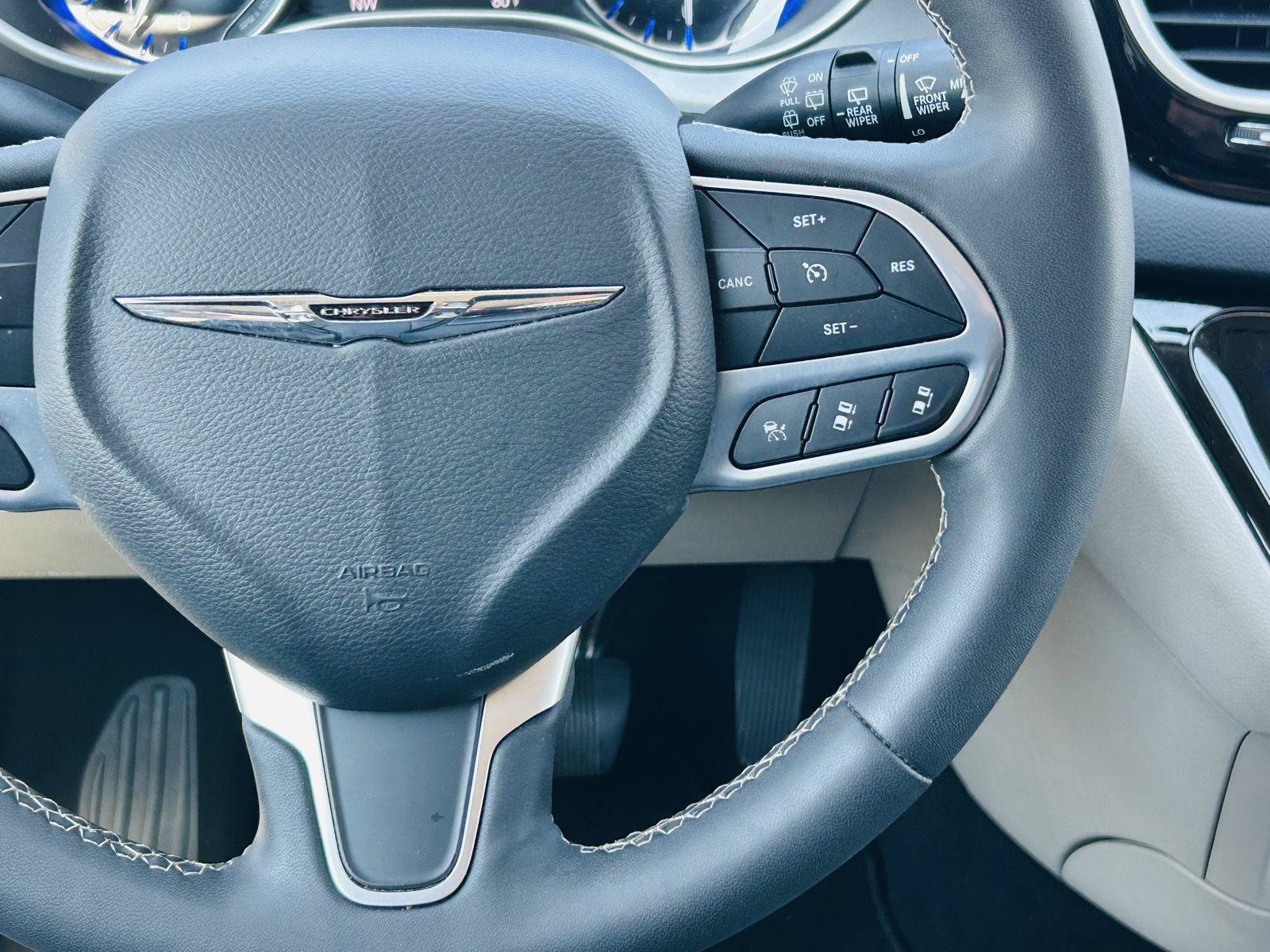 Used 2023 Chrysler Pacifica Touring-L FWD image 18