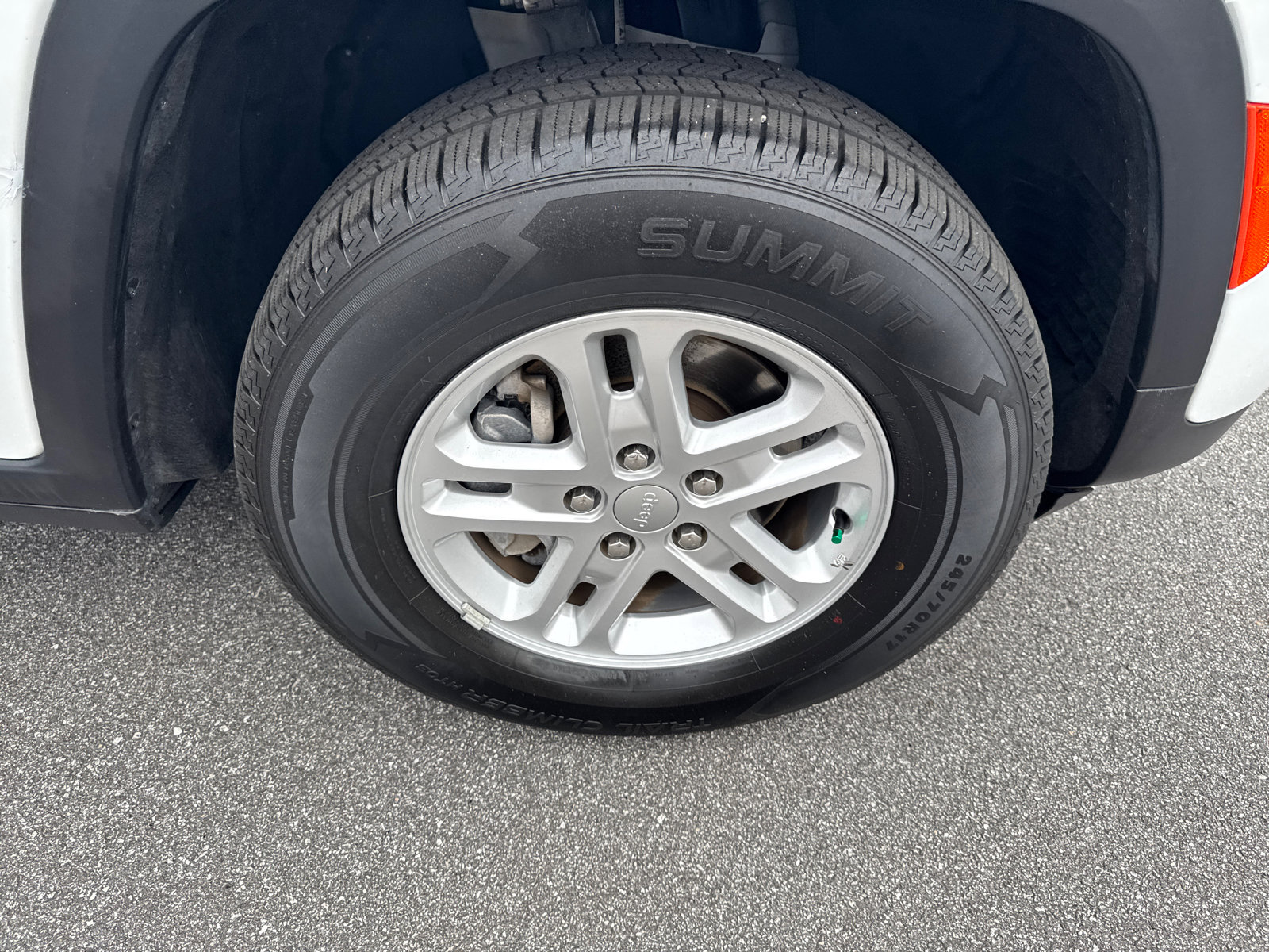 Used 2024 Jeep Grand Cherokee Laredo image 12