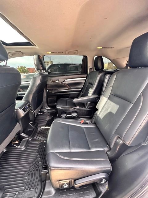 Used 2019 Toyota Highlander XLE FWD image 24