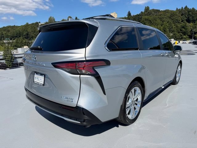 Used 2024 Toyota Sienna Platinum FWD image 3