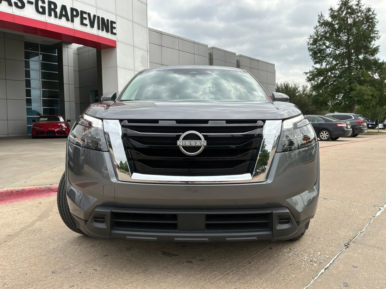 Used 2025 Nissan Pathfinder SV FWD image 3