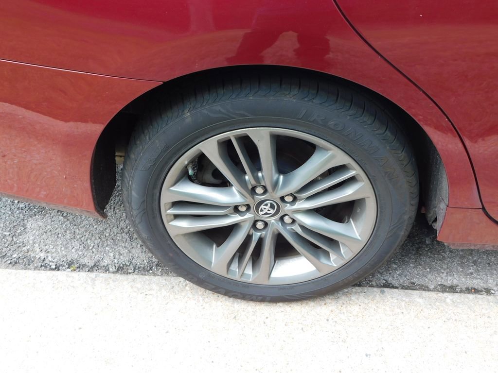 Used 2017 Toyota Camry SE w/ Moonroof Package FWD image 8