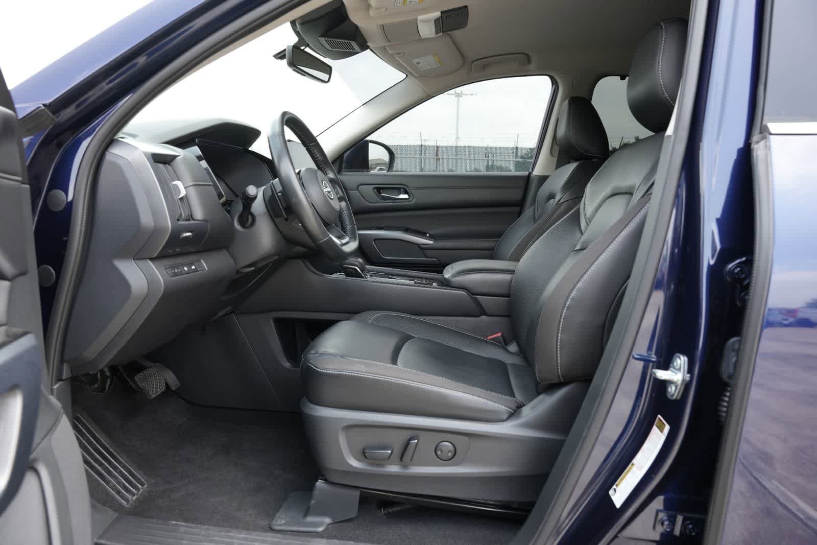 Used 2023 Nissan Pathfinder SL w/ Black Appearance Package AWD/4WD image 16