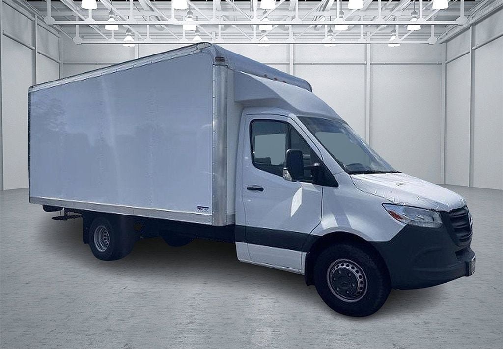 Used 2024 Mercedes-Benz Sprinter 4500 image 2