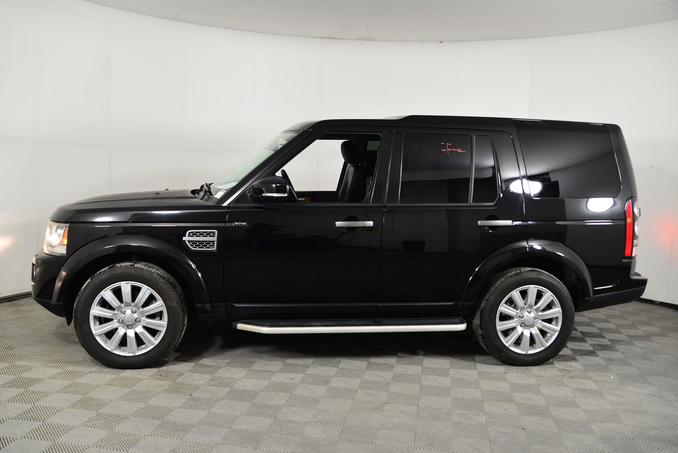 Used 2016 Land Rover LR4 image 2