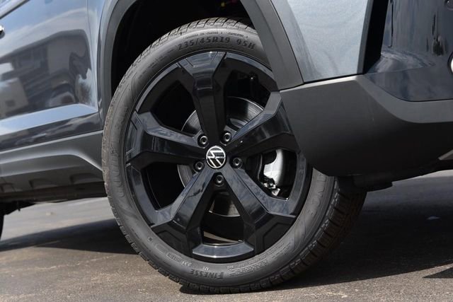 New 2025 Volkswagen Taos SEL image 3