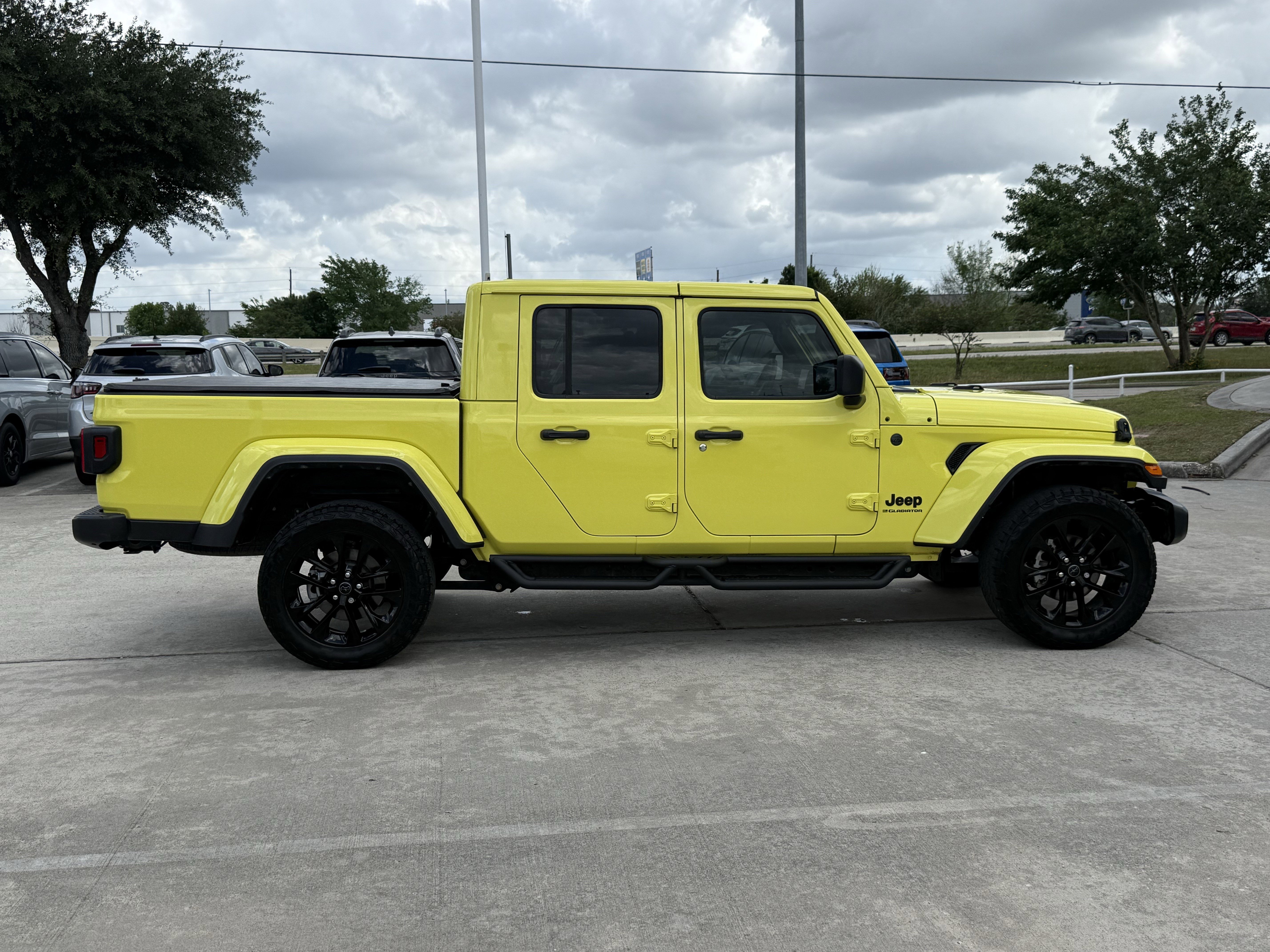 Used 2024 Jeep Gladiator Sport AWD/4WD image 3