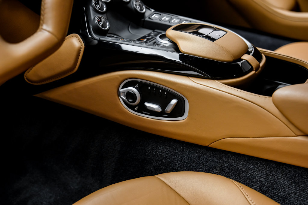 Used 2020 Aston Martin V8 Vantage Coupe RWD image 32
