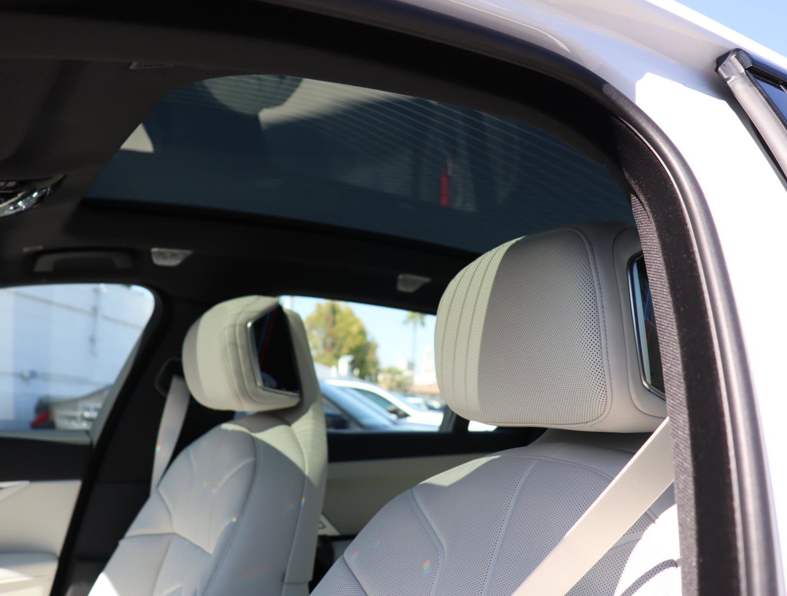 New 2026 BMW 750e xDrive w/ Executive Package image 18