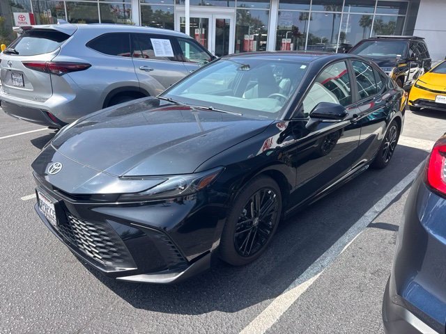 Used 2025 Toyota Camry SE w/ Convenience Package FWD image 1