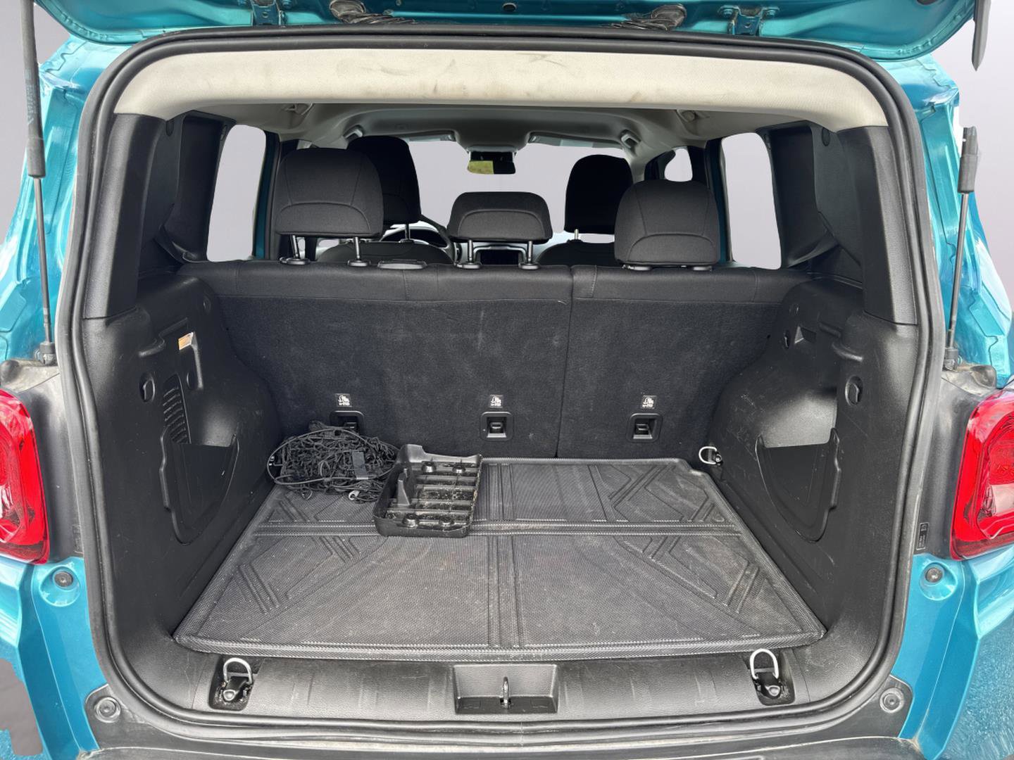 Used 2021 Jeep Renegade Latitude w/ Luxury Group I image 35
