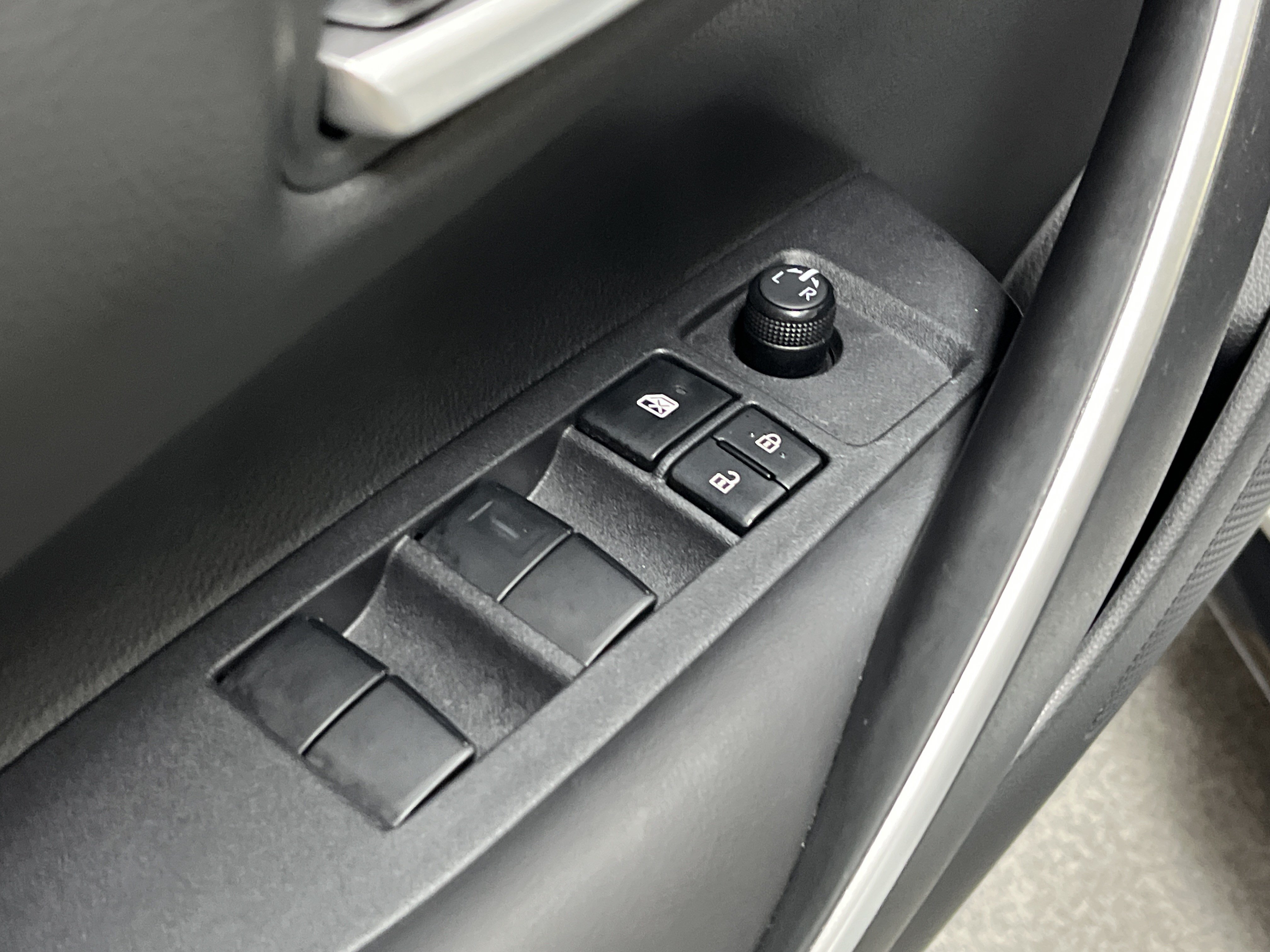 Used 2023 Toyota Corolla SE w/ SE Premium Package FWD image 15