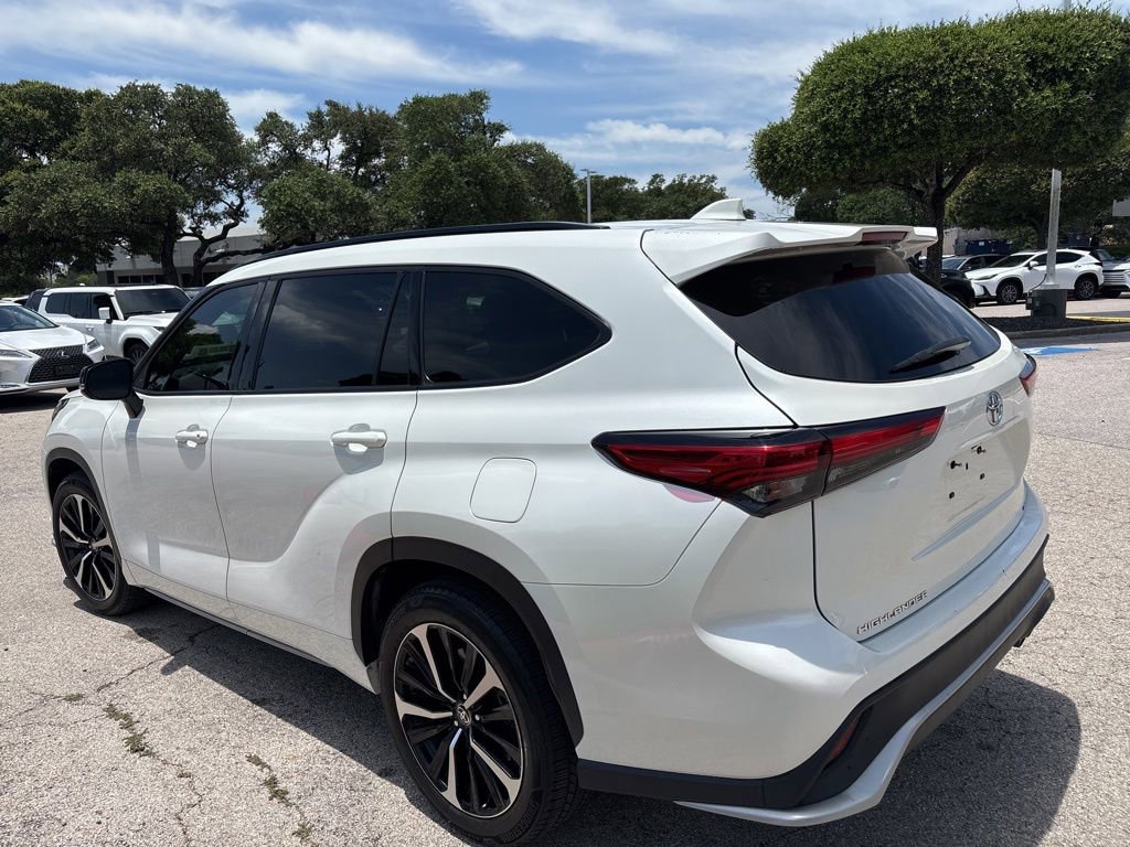 Used 2021 Toyota Highlander XSE FWD image 3