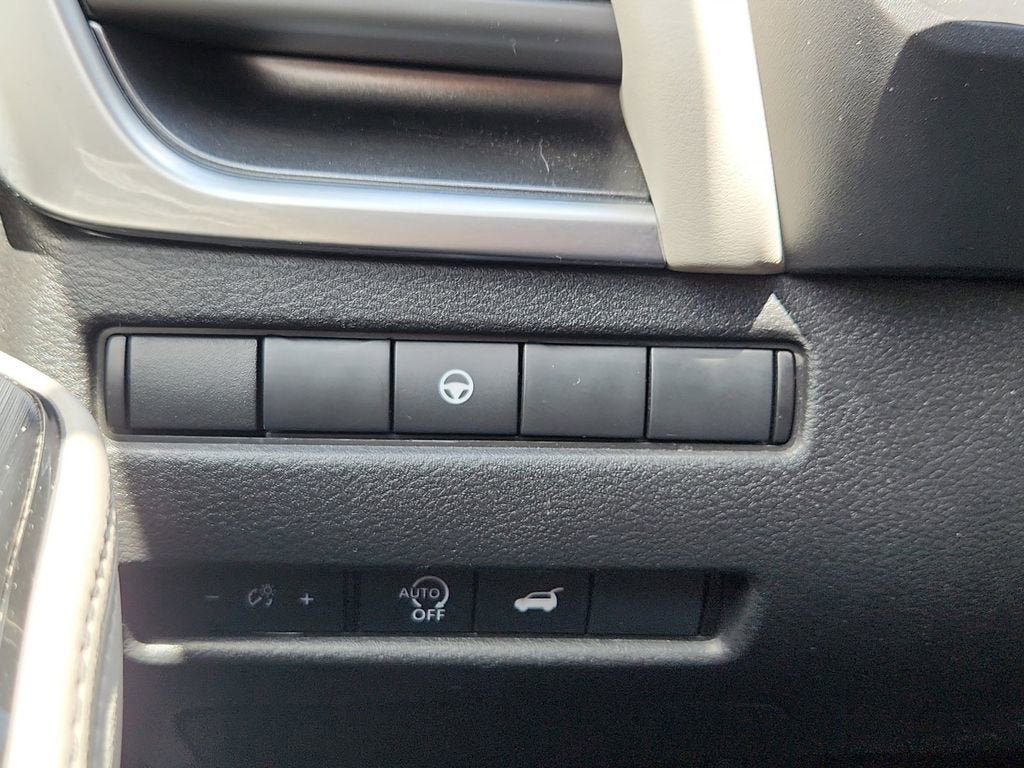 Used 2025 Nissan Rogue SV AWD/4WD image 29