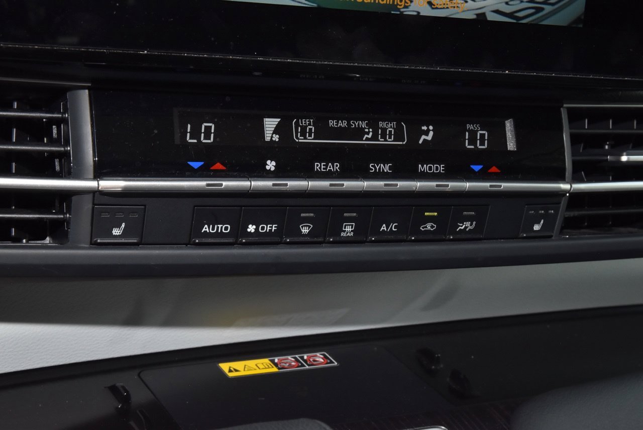 Used 2025 Toyota Sienna XLE FWD image 31