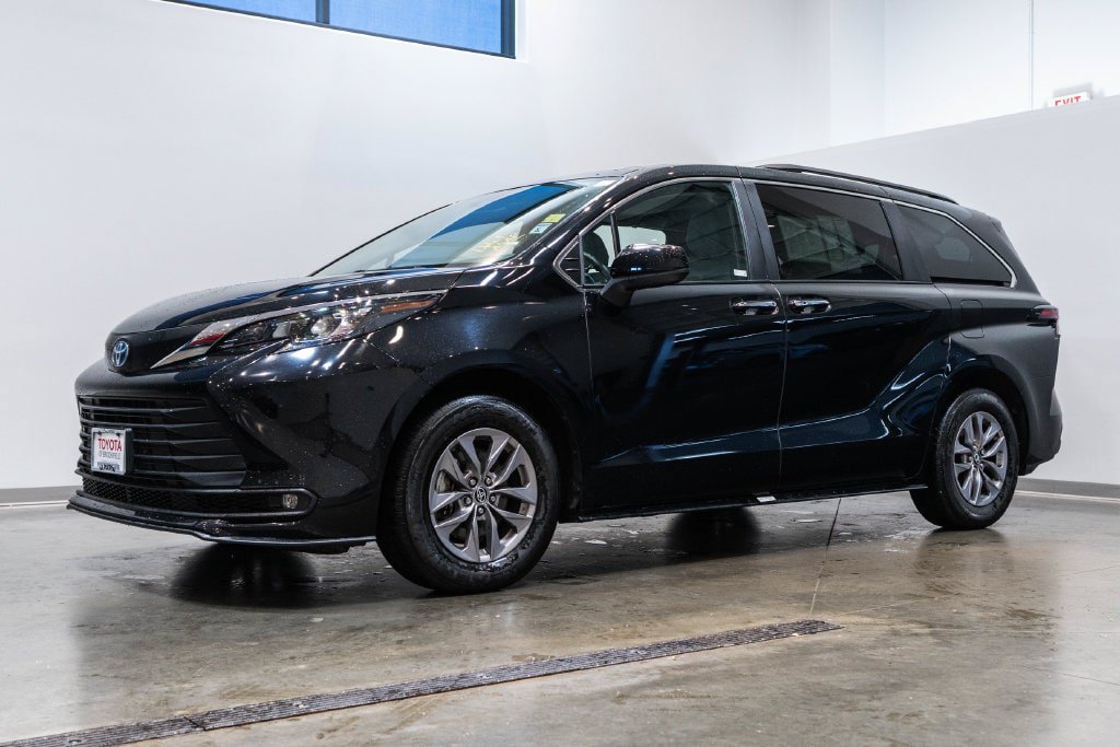 Used 2025 Toyota Sienna XLE FWD image 3