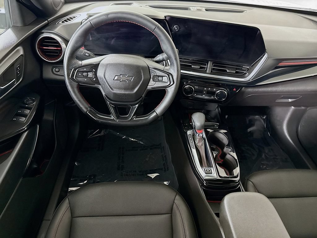 Used 2024 Chevrolet Trax RS w/ Sunroof Package FWD image 3