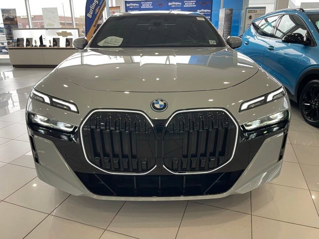 Used 2025 BMW 750e xDrive image 3