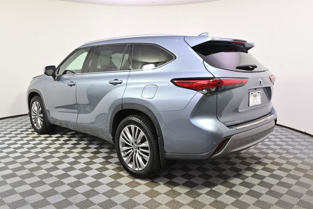 Used 2023 Toyota Highlander Platinum image 3