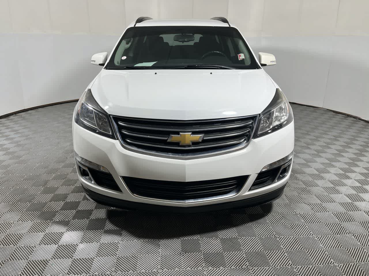 Used 2017 Chevrolet Traverse LT w/ Style and Technology Package FWD image 3