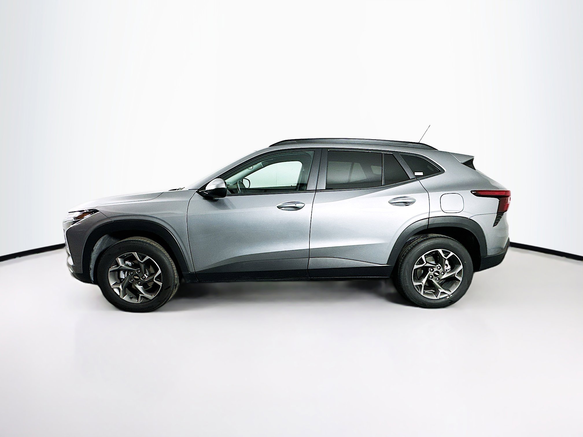 Used 2025 Chevrolet Trax LT w/ LT Convenience Package image 4