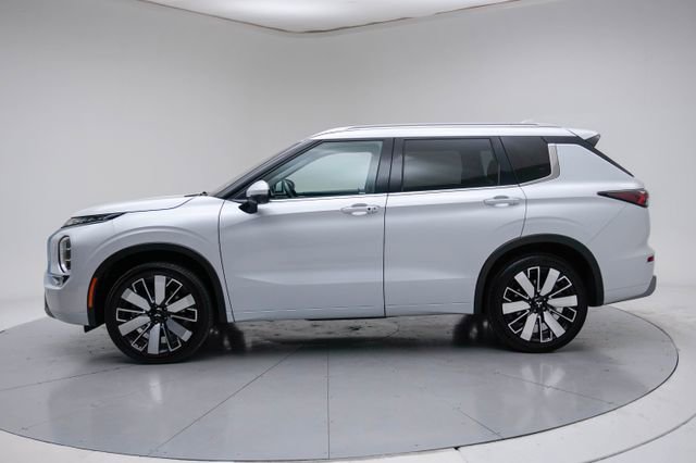 Used 2025 Mitsubishi Outlander SEL image 2