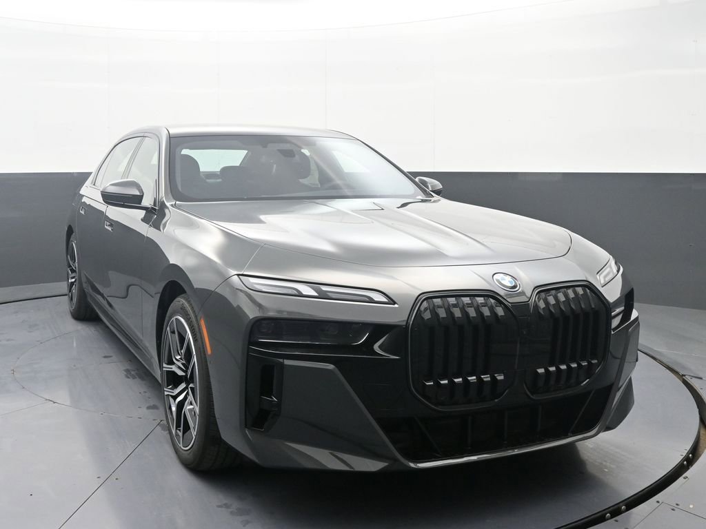 New 2026 BMW 750e xDrive image 2