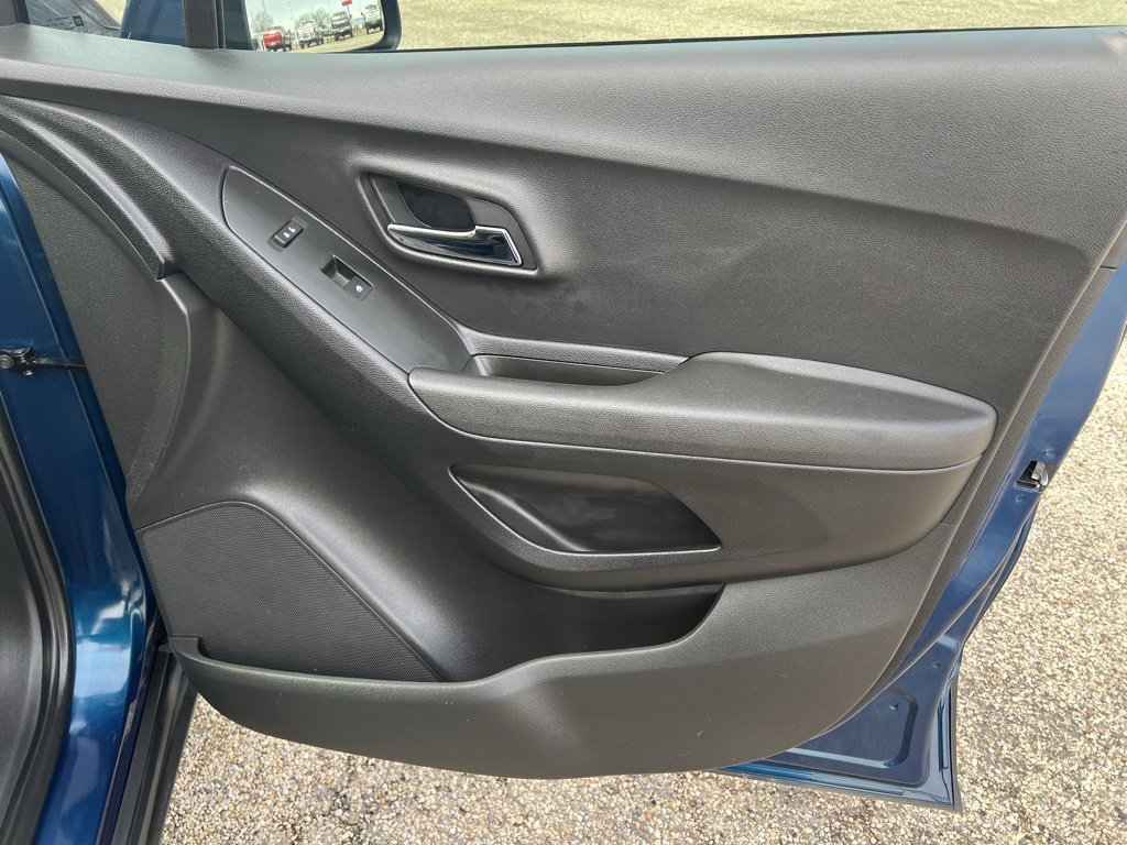 Used 2020 Chevrolet Trax LT w/ LT Convenience Package image 15